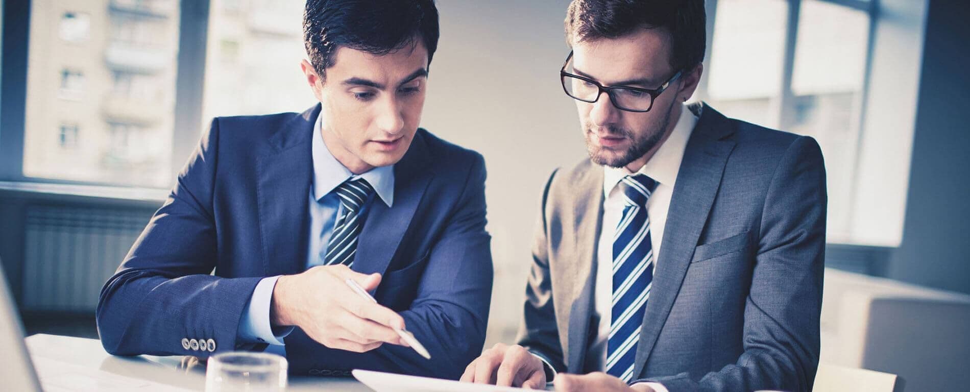 Dos hombres trabajando